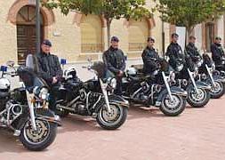 Las Harley-Davidson de la Guardia Real, en la Plaza Mayor de Pedrajas de San Esteban