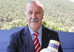 Vicente del Bosque posa en la Sierra de Gredos junto a los presentes con los que se le agasajó /  RAÚL HERNÁNDEZ