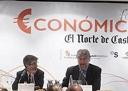 J.I. Foces, jefe de Información de El Norte de Castilla junto a José María Fidalgo hoy en el Foro Económico / G. Villamil