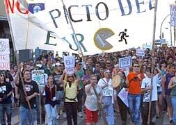 Cerca de mil personas se manifiestan contra el ‘Pacto del euro’