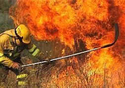 Un bombero intenta apagar el Incendio en Serradilla del Arroyo / José Vicente