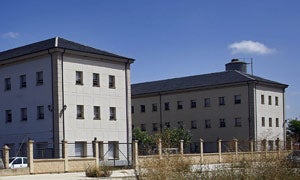 Residencia de ancianos en La Bañeza (León), en la que una mujer falleció tras precipitarse desde una ventana del segundo piso / Ical