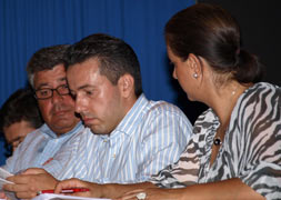 En el centro, Pedro Bardisa portavoz de UPyD, durante el pleno municipal de este jueves/Javier Hernando