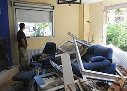 Vivienda arrasada por la explosión de una furgoneta bomba en la parte trasera de un cuartel de la Guardia Civil de Burgos el 29 de juio de 2009, último atentado de ETA en Castilla y Léon. / Ignacio Pérez.
