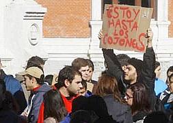 Un centenar de universitarios protestan contra los recortes educativos