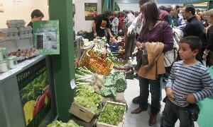 Puesto de huevos y hortalizas ecológicas en una feria de la comunidad. / LUIS CALLEJA