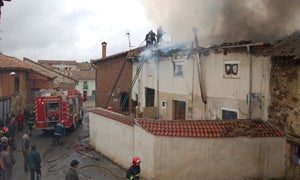 Los bomberos trabajan en la extinción del incendio de Muñeca. / José Carlos Diez