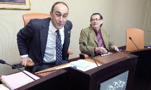 Miguel Ángel de Vicente y José Antonio Sanz, del PP, se sientan antes del pleno de hoy. / Antonio de Torre