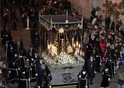 Procesión de la Soledad de la Virgen el Sábado Santo en la ciudad de Palencia. / Merche de la Fuente