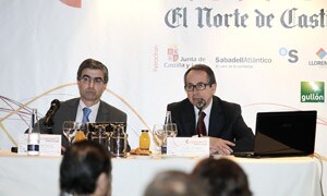 El subdirector de El Norte de Castilla, José Ignacio Foces, junto al economista vallisoletano Juan José Toribio durante la conferencia. / Antonio Quintero