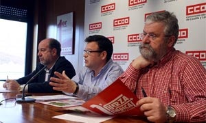 José Antonio Bartolomé, responsable de elecciones sindicales de CCOO (C), y Juan José Hermoso, secretario de Organozación del sindicato (D), informan sobre los resultados de las elecciones sindicales en Castilla y León en los últimos cuatro años. /Rubén Cacho