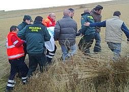 Efectivos sanitarios y de la Guardia Civil evacuan al hombre que había desaparecido. / El Norte