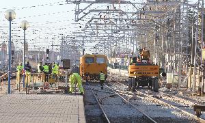 Un grupo de trabajadores realizan obras para la alta velocidad en la estación de Palencia. / J. Ruiz