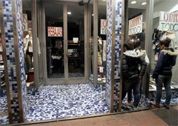 Local comercial en la avenida de Segovia número 8, donde un hombre ha fallecido tras recibir una puñalada en el pecho. /Leticia Pérez