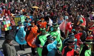 Las comparsas llenan de color la Plaza Mayor de Segovia. /A.Tanarro