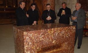 El cardenal Amato u monseñor Melgar Viciosa junto a la urna en la que se encuentran las reliquias de, beato Palafox.