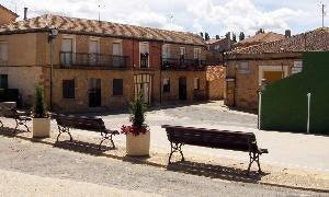 Plaza de Torreadrada, con el frontón y las dependencias municipales objeto del robo. / Elena Rubio