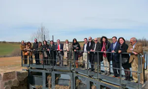 Integrantes del Consorcio del Canal de Castilla, durante la visita a la esclusa de Melgar de Fernamental. / El Norte