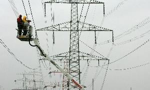 Operarios de una empresa eléctrica reparan una red de alta tensión. / C. C. Reuters
