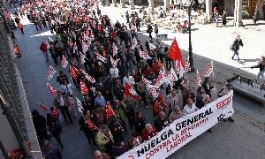 Cabeza de la manifestación en el recorrido por la avenida de Fernández Ladreda. / ANTONIO TANARRO