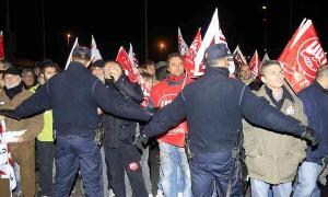 Un cordón policial impide el acceso de un piquete a Michelín de Valladolid. / ANTONIO QUINTERO