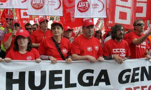 Los principales dirigentes sindicales palentinos encabezan la protesta, en su recorrido por la Calle Mayor. / Enrique Camina