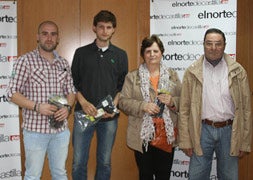 Alberto de Castro, Héctor Pérez y los padres de Maria José Casado recogen los guantes de Motowearshop / Serezade Torres