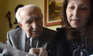 Pedro Peña y su hija Maribel observan viejas fotografías. / IÑAKI BILBAO