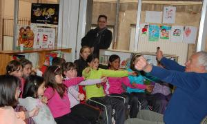 Cuentacuentos bilingüe celebrado en la biblioteca de Velilla del Río Carrión. / JOSÉ CARLOS DÍEZ