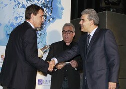 El director general de El Norte de Castilla, Ignacio Pérez, y el humorista Leo Harlem, entregan el premio a la mejor  trayectoria profesional a Antonio Ferreras. / G. Villamil