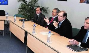 El presidente Herrera junto a los consejeros de Fomento y Medio Ambiente, Antonio Silván y Economía, Tomás Villanueva, en la reunión con Joaquín Almunia./ H. Wagner-Efe