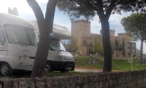 Autocaravanas ante el castillo. / Fátima López