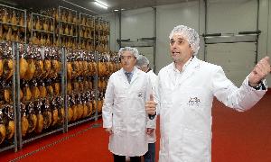 El director general de Copese, José Muñoz, explica el funcionamiento del centro cárnico. / Antonio de Torre