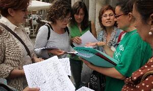 Las madres de alumnos ordenan las listas de firmas antes de registrarlas en el Ayuntamiento. / Antonio Tanarro