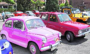 Un llamativo 'seiscientos' rosa de la pasada edición de la concentración automovilística. / J. C. DIEZ