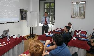 El astronauta Pedro Duque en un momento de la ponencia. / ANTONIO DE TORRE