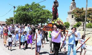 Numerosos baltasaniegos participaron ayer en la procesión de San Cristóbal. / Luis Antonio Curiel