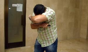 El celador acusado de provocar el incendio de Los Ancares, en una de sus visitas al juzgado por el suceso. / C. S.-Ical