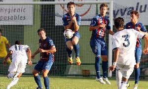 Un jugador del Real Madrid C estrella en Anel un lanzamiento de falta. / Antonio Tanarro