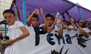 Unos jovencísimos peñistas se preparan para lanzar la gaseosa./ A. Tanarro