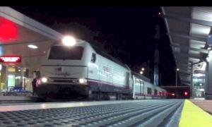 Paso del trenhotel por la estación de Salamanca / RENFE