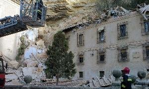 Foto de archivo de abril de 2005, cuando dos mil toneladas de roca sepultaron el edifico anexo al Santuario de la Fuencisla. / Antonio de Torre