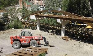 Pasarela peatonal en construcción en el municipio de Peñafiel. / A. Ojosnegros