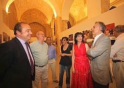 El delegado de El Norte en Palencia, Javier García Escudero (a la derecha), presenta la exposición en Paredes. / Merche de la Fuente