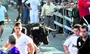 Un grupo de corredores en la Avenida de Portugal de Medina durante el encierro de ayer / Fran Jiménez