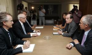 El consejero de Economía y Empleo, Tomás Villanueva, mantiene una reunión con el director de la central nuclear de Santa María de Garoña, José Ramón Torralbo./ Ical