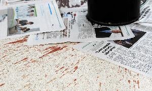 Parte de la mancha de sangre en el pasillo del centro de Parquesol. / R. OTAZO