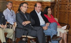 De izquierda a derecha en primera fila, Miguel Matellanes, de Algaida; J. Ramón González, profesor de Literatura de la UVA y la periodista María Aurora Viloria, que integraron el jurado junto al escritor Miguel Ángel Galguera y María Zaragoza, ganadora del Premio Ateneo 2011. / Henar Sastre