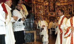 Momento de la ordenación de los sacerdotes / A. QUINTERO