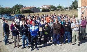 Los vecinos posan en el camino de Palomares ante sus viviendas al término de la asamblea celebra ayer al mediodía. / J. S.